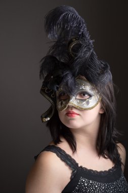 Kümes siyah tüyler ile gömülü bir palyaço bir genç kız portresi.