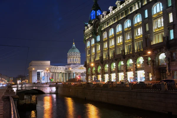 Kazan katedrála nebo kazanskiy kafedralniy sobor v Sankt Peterburgu v noci — Stock fotografie