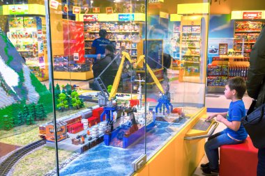 Moskova, Rusya - 11 Aralık 2015: Lego blokları Merkezi Çocuk deposunda bulunan Lubyanka tarafından yapılan liman bakarak küçük çocuk.