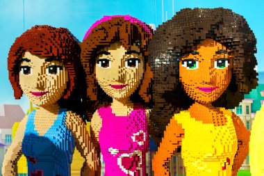 Moskova, Rusya - 11 Aralık 2015: üç kız Merkezi Çocuk deposunda bulunan Lubyanka Lego blokları yapılmıştır. Legos Lego grubu tarafından üretilen plastik inşaat oyuncak popüler bir çizgi vardır.