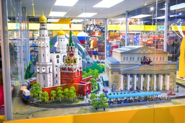 Moskova, Rusya - 11 Aralık 2015: lmoscow manzaraları Bolshoy tiyatro, kırmızı kare kule ve Lego blokları Merkezi Çocuk deposunda bulunan Lubyanka tarafından yapılan Ivan büyük çan kulesi.