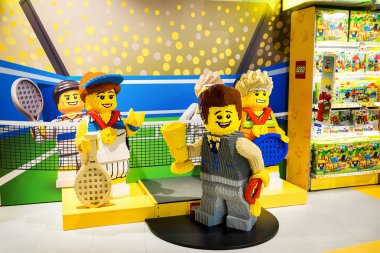 Moskova, Rusya - 11 Aralık 2015: Lego blokları Merkezi Çocuk deposunda bulunan Lubyanka tarafından yapılan heykeller Tenis sporcular ekibinin