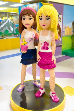 Moskova, Rusya - 11 Aralık 2015: Lego blokları Merkezi Çocuk deposunda bulunan Lubyanka tarafından yapılan iki kız