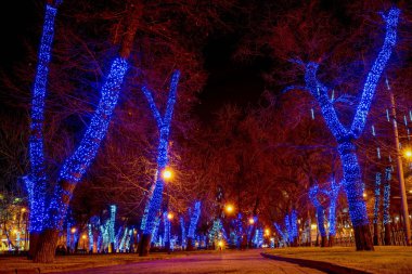 Yeni yıl ve Noel aydınlatma dekorasyon şehir. Rusya, Moskova, Ilyinsky Meydanı