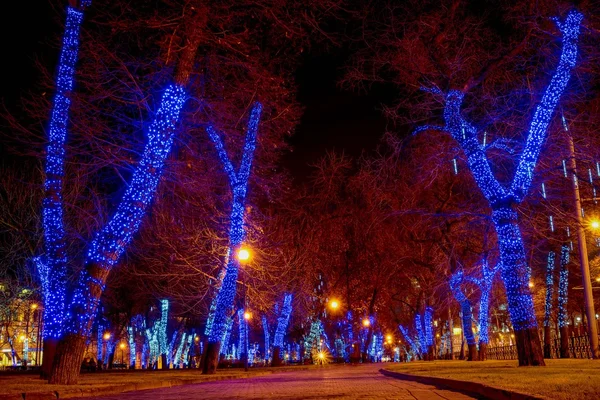 Neujahrs- und Weihnachtsbeleuchtung der Stadt. russland, moskau, iljinski platz — Stockfoto