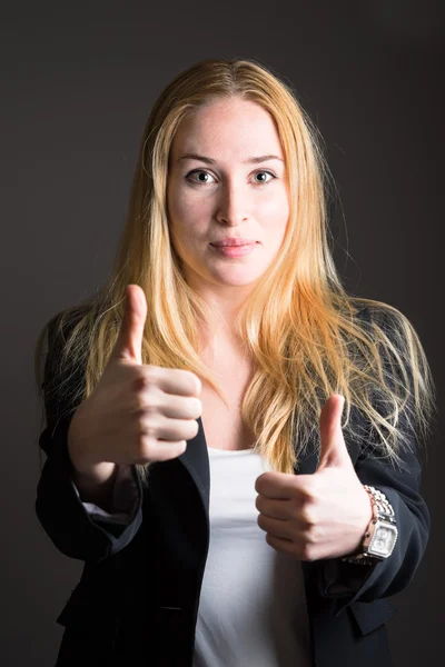 Mooie vrouw portret duimen opdagen — Stockfoto