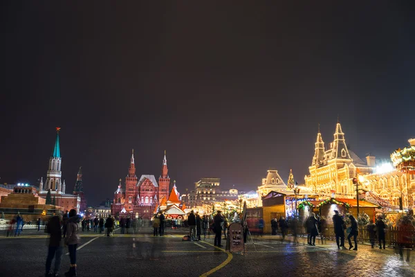 Moscou décoré pour le Nouvel An et les vacances de Noël. Foire GUM sur la Place Rouge . — Photo