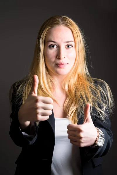 Zakelijke en tijd beheer succes concept - portret van mooie jonge zakenvrouw met haar duimen omhoog — Stockfoto