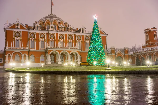 Petrovsky Palace at night decorated for Christmas in Moscow, Russia — Stock Photo, Image