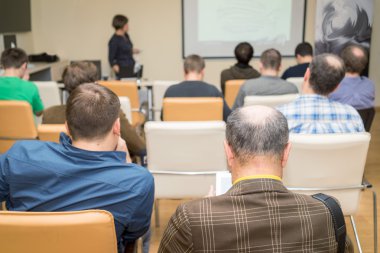 konferans salonu hareket izleyici dinler