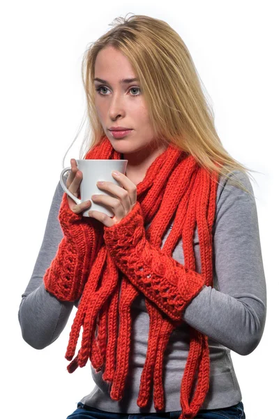 Inverno, Natal, conceito de férias. Mulher bonita com cachecol vermelho e mitenes beber chá quente ou café isolado no fundo branco . — Fotografia de Stock