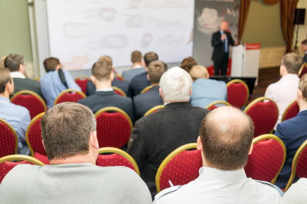 Audiência da conferência ouvir apresentação de negócios visão traseira — Fotografia de Stock