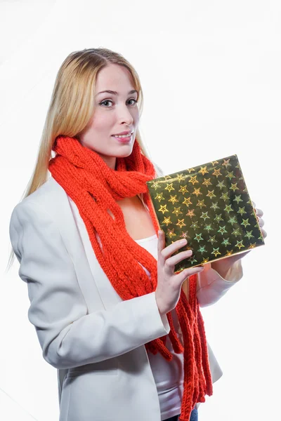 Beyaz casual elbise ve beyaz arka plan üzerinde izole hediye ile kutusu tutarak kırmızı eşarp genç iş kadını. — Stok fotoğraf
