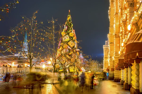 Moscú, Rusia - 12 de diciembre de 2015: Adornos finales del árbol de Navidad en la Plaza Roja , — Foto de Stock