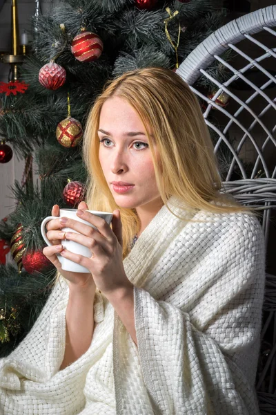 Close up retrato de bela jovem bonita mulher em quente xale acolhedor sonhando e beber café ou chá, desfrutando de manhã de Natal , — Fotografia de Stock
