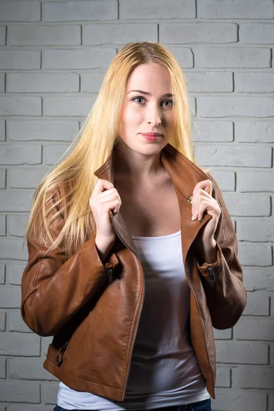 Glückliches blondes Mädchen in der Nähe alter Ziegelmauern — Stockfoto