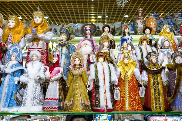 MOSCOW, RÚSSIA - DEZEMBRO 11, 2015: Lembranças de Moscou, brinquedos artesanais tradicionais de pano bonecos em trajes populares (roupas tradicionais russas) na Central Children 's Store em Lubyanka — Fotografia de Stock