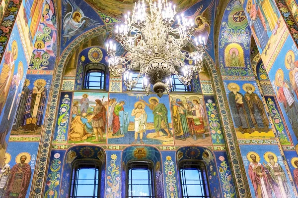 ST PETERSBURG, RUSSIE - 26 NOVEMBRE 2015 : Intérieur de l'église du Sauveur sur le sang versé (Cathédrale de la Résurrection du Christ). Repère architectural et monument unique à Alexandre II . — Photo