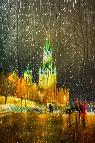 Спаська башта є головної вежі з через прохід на східній стіні Московський кремль, звідки відкривається вид на Червоній площі. Нічний погляд кинути мокрій скла у дощовий вечір. — стокове фото