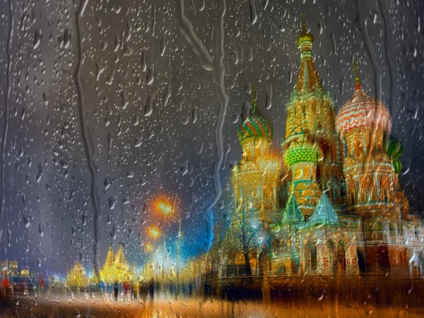 Nachtansicht der beleuchteten Basilikumkathedrale in Moskau, an einem regnerischen Tag durch nasses Fensterglas — Stockfoto