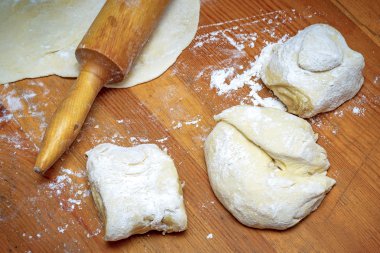 Üstten Görünüm klasik ahşap oklava ve beyaz tahta masada sarı kek un