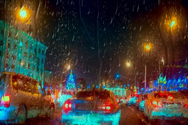 Στο εσωτερικό του αυτοκινήτου - βροχή και πόλη φώτα τη νύχτα — Φωτογραφία Αρχείου