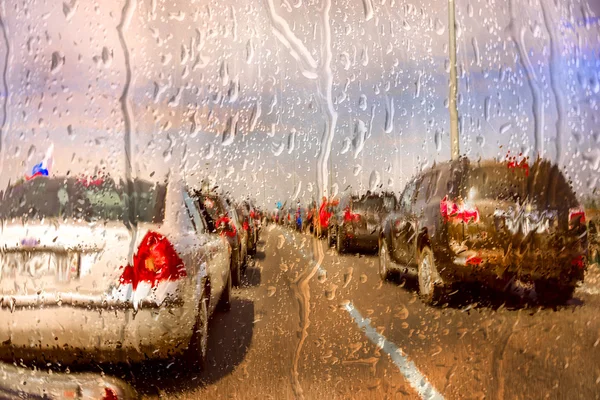 A través de un parabrisas durante la tormenta de lluvia —  Fotos de Stock