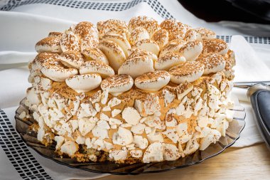 ahşap masa üzerinde taze beze pasta