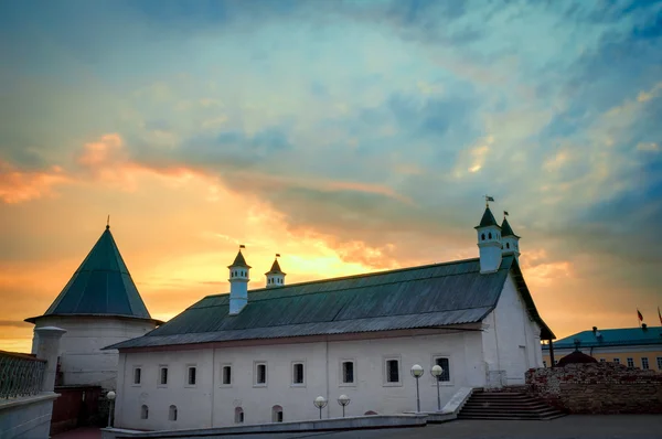 Oude gebouw in Kazan Kremlin bij zonsondergang — Stockfoto