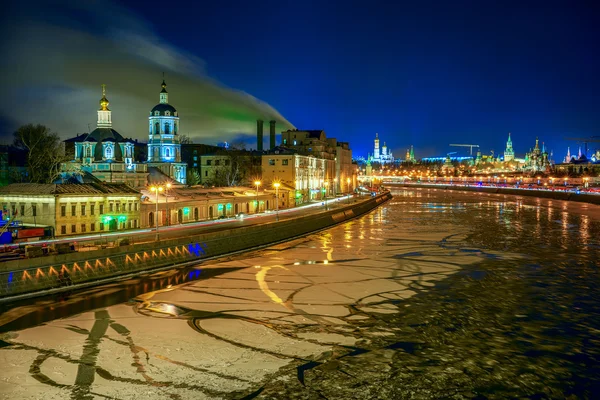 Impresionante vista panorámica nocturna del Kremlin de Moscú en invierno, Rusia —  Fotos de Stock