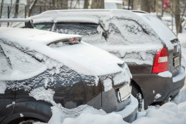 taze beyaz karla kaplı park etmiş arabaların