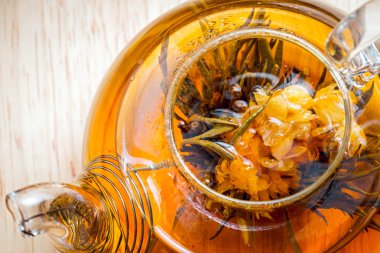 egzotik yeşil çay çiçek içinde cam çaydanlık üst görünümü kapatın