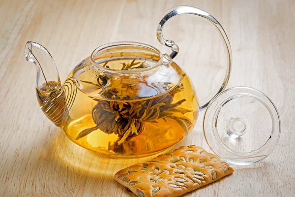 Květina čaje v čajové sklo — Stock fotografie