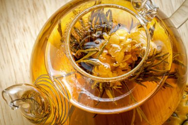 Cam çaydanlık egzotik yeşil çay çiçek çiçeklenme, üst görünümü kapatın