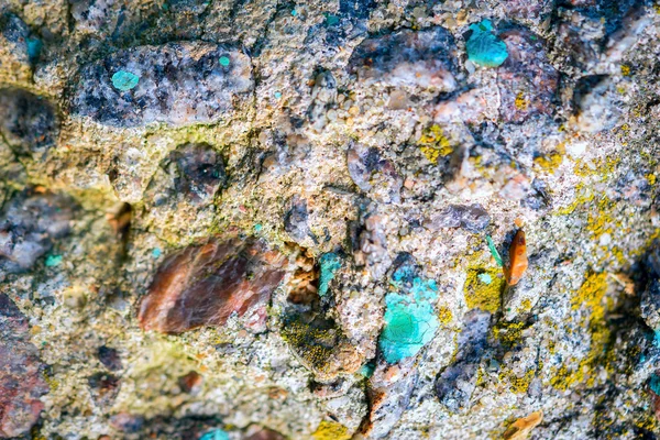 Beton duvar arka plan içinde çok renkli taş olan — Stok fotoğraf