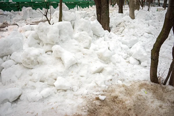 Schneehaufen im Hof des Moskauer Winters — Stockfoto