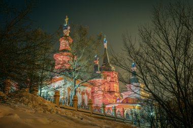 Ortodoks Holy Cross (Kresto-Vozdvigenskiy) kilise gece manzarası. Irkutsk, Sibirya, Rusya Federasyonu