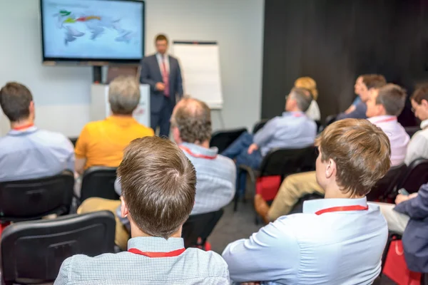 Les gens assis à l'arrière à la conférence d'affaires — Photo