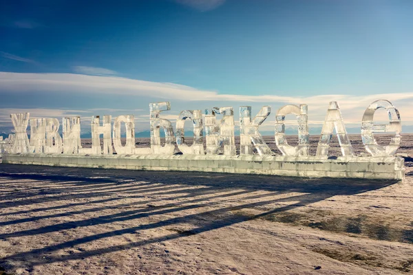 Listvyanka, russland - 17. Februar 2016: 30-Meter-Eisinschrift "live am Baikalsee" am Seeufer in listvyanka. Buchstaben haben eine Höhe von 3 Metern. von Eisbildhauer andrey pylyuh. — Stockfoto