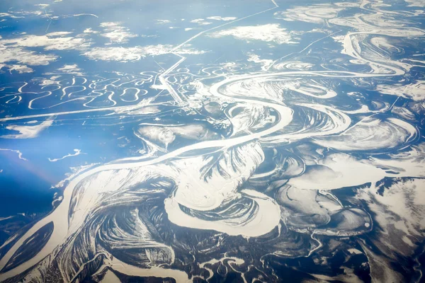 Vue aérienne de la rivière à l'heure de la journée ensoleillée d'hiver . — Photo