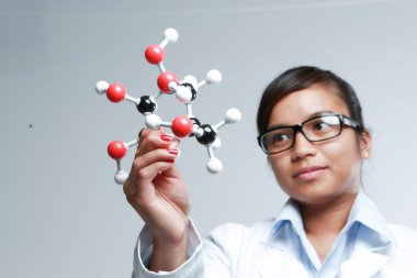 Kimyasal bir matris tutan Asyalı bir tıbbi kimyager.