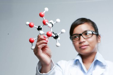 Kimyasal bir matris tutan Asyalı bir tıbbi kimyager.