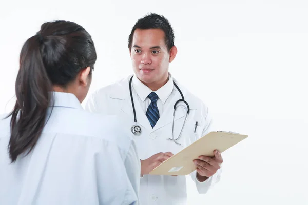 Médico Enfermera Revisando Discutiendo Los Resultados Paciente —  Fotos de Stock