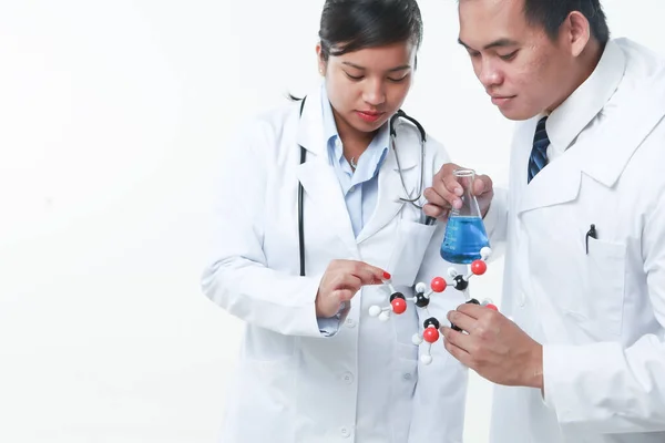 Läkare Och Kemist Arbetar Tillsammans Med Kemikalier Och Kemisk Matris — Stockfoto