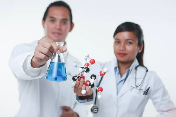 与化学品和化学矩阵一起工作的医生和化学家 — 图库照片