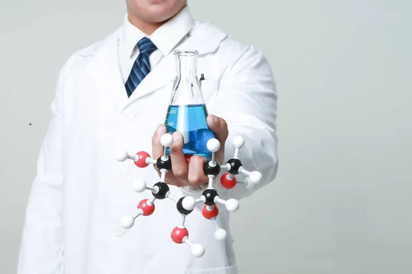 Kemist Som Håller Kolv Och Kemisk Matris — Stockfoto