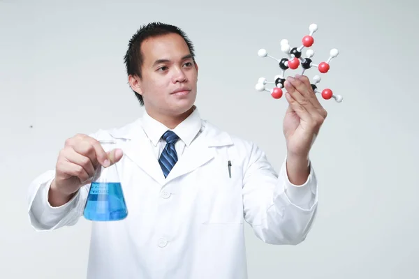 Químico Sosteniendo Matraz Una Matriz Química — Foto de Stock