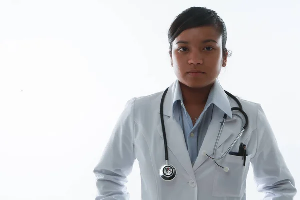 Aletleriyle Profesyonel Bir Asyalı Kadın Doktor — Stok fotoğraf