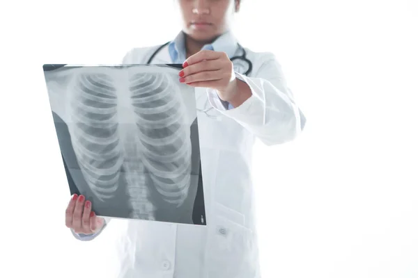 Médico Revisando Una Radiografía Paciente —  Fotos de Stock