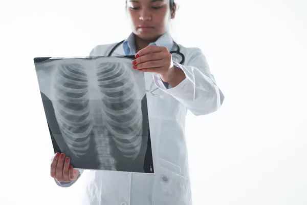 Médico Revisando Una Radiografía Paciente —  Fotos de Stock